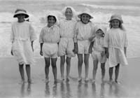 96-4 Children paddling Barwon Heads_26 Jan 1923_web