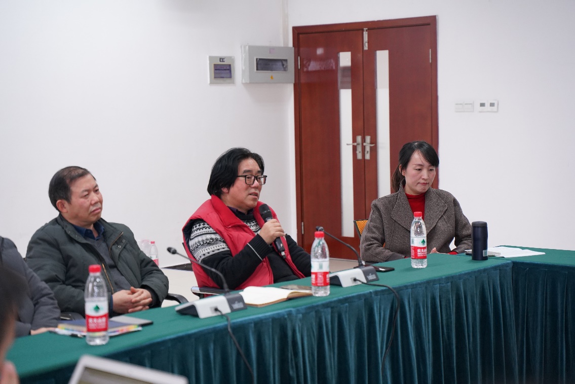 一群人站在桌子边描述已自动生成