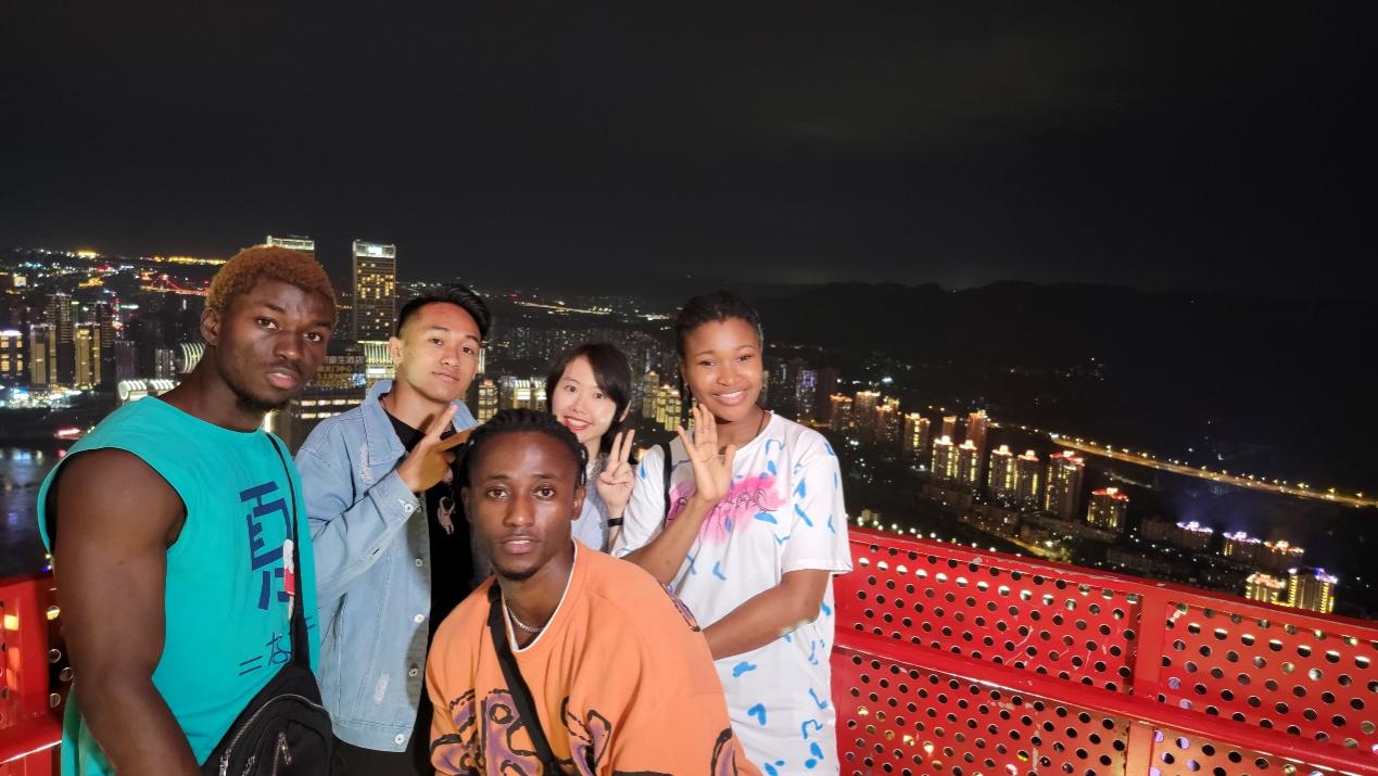 男人和女人站在一起合影的一群人描述已自动生成 男人和女人站在一起合影的一群人描述已自动生成